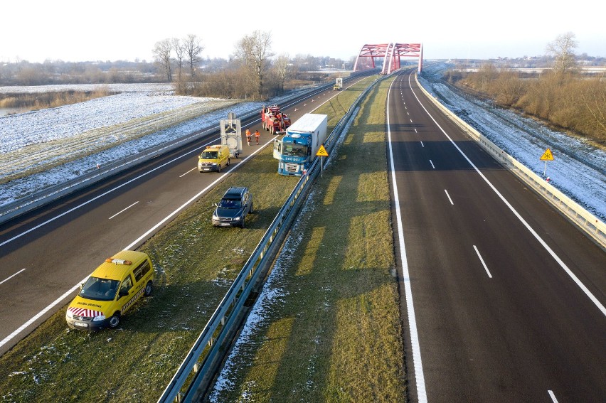 Nie żyje kierujący ciężarówką, który na autostradzie A4 w Sośnicy uderzył w bariery [ZDJĘCIA]
