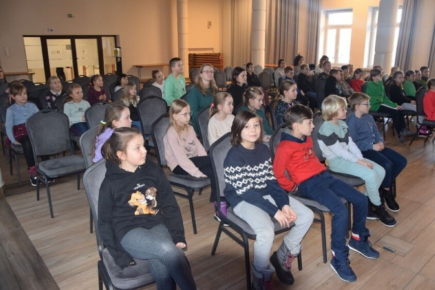 Wspaniała  „Eko-choinka” dla dzieci w Starachowicach. Maluchy przygotowały piękne ozdoby z... odpadów. Zobacz zdjęcia