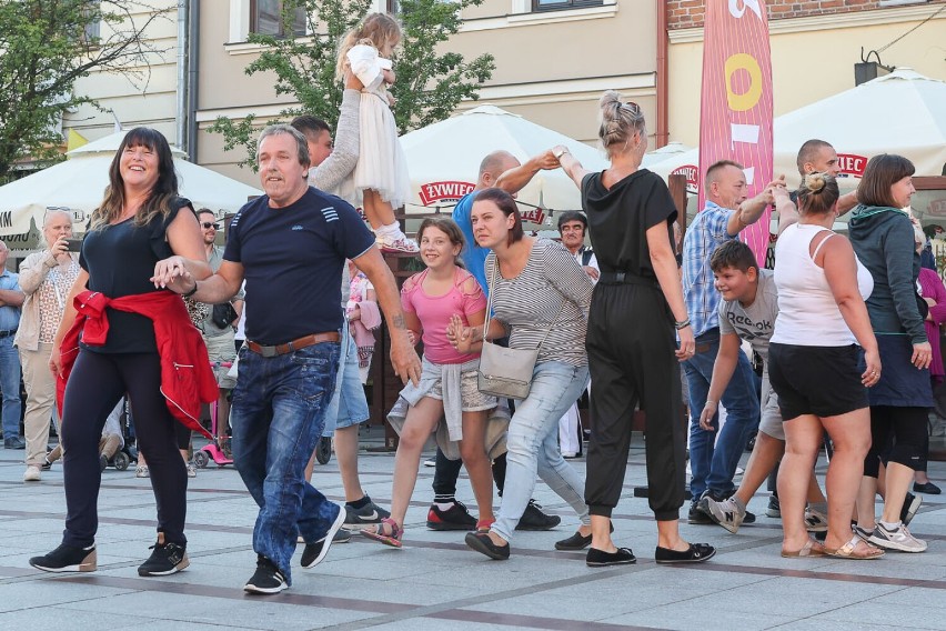 Potańcówka na tarnowskim Rynku 17 lipca 2022 cieszyła się...