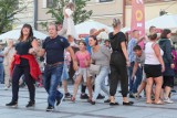 Rynek w Tarnowie jak wielka dyskoteka! Tłum tarnowian i turystów na letniej potańcówce w centrum miasta. Mamy zdjęcia