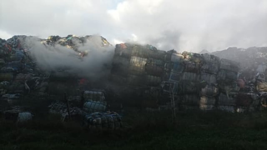 Kamieniec. Wybuchł kolejny pożar na składowisku odpadów tekstylnych. W akcji 8 zastępów strażaków
