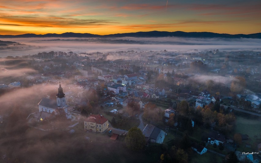 Tak wygląda Tarnów i region spowity jesienną mgłą z wysoka. Niesamowite zdjęcia z drona. To trzeba zobaczyć!