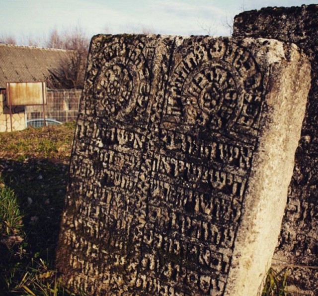 Nagrobki cmentarza we Frampolu pochodzą  prawdopodobnie z dawnego frampolskiego zakładu kamieniarskiego.