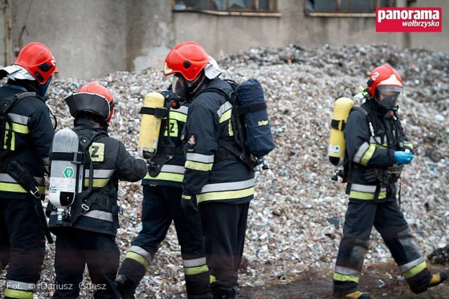 Strażacy skontrolowali nielegalne wysypisko w Głuszycy, pod kątem występowania substancji zagrażających okolicznym mieszkańcom