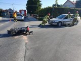 Wypadek na skrzyżowaniu w Tuchowie. Kierowca renault zderzył się z motorowerzystą. Na miejscu interweniowały służby ratunkowe