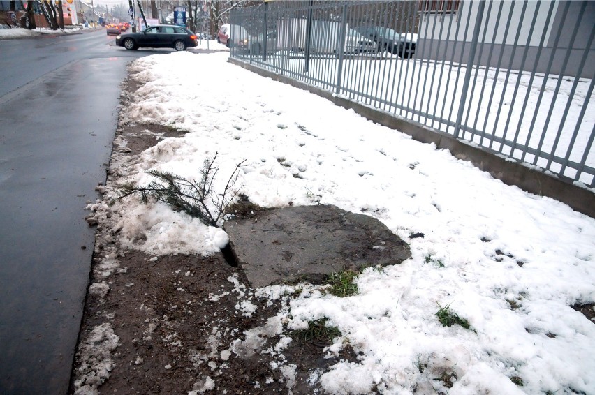 Po interwencji betonowa płyta znalazła się na studzience...