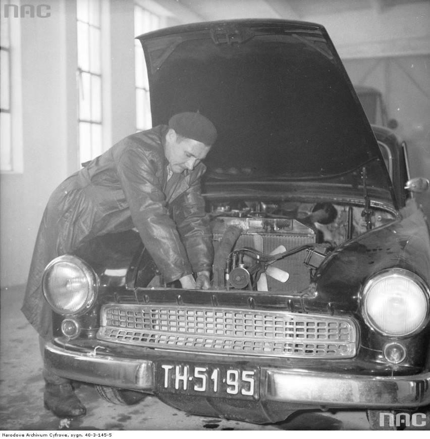 Mechanik naprawia silnik w samochodzie Wartburg 1000.