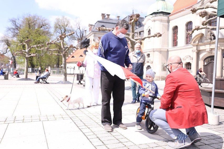 Burmistrz wręcza flagi na pszczyńskim rynku