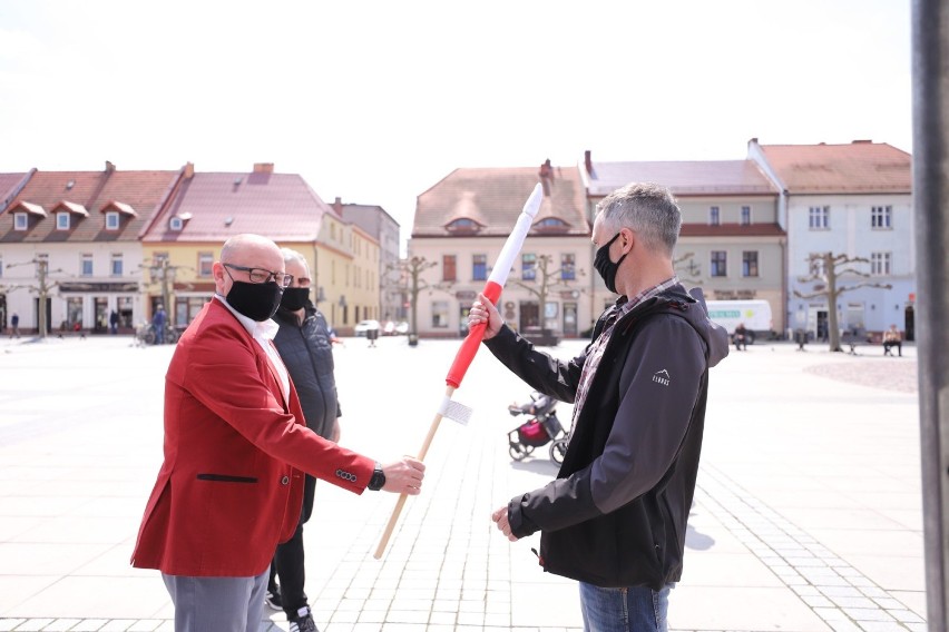 Burmistrz wręcza flagi na pszczyńskim rynku