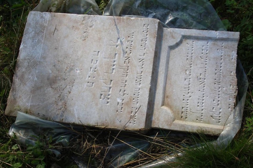 Macewy odnalezione w Smerecznem wróciły na cmentarz żydowski w Dukli [ZDJĘCIA]