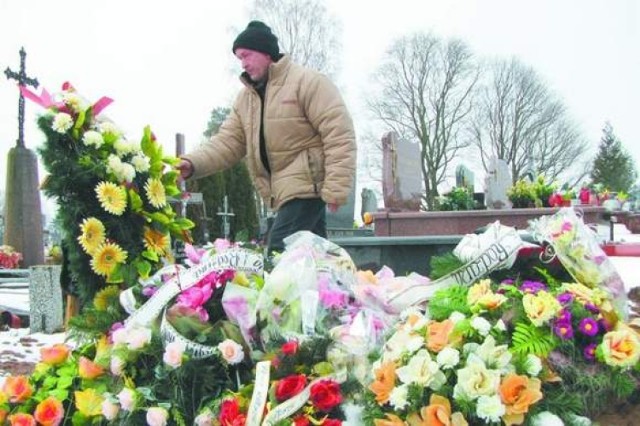 Ksiądz nie pozwalał zasypywać trumny mojej matki, bo nie ...