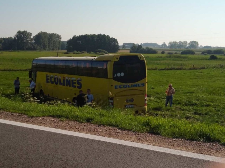 Wypadek autobusu. Autokar Ecolines wjechał na łąkę