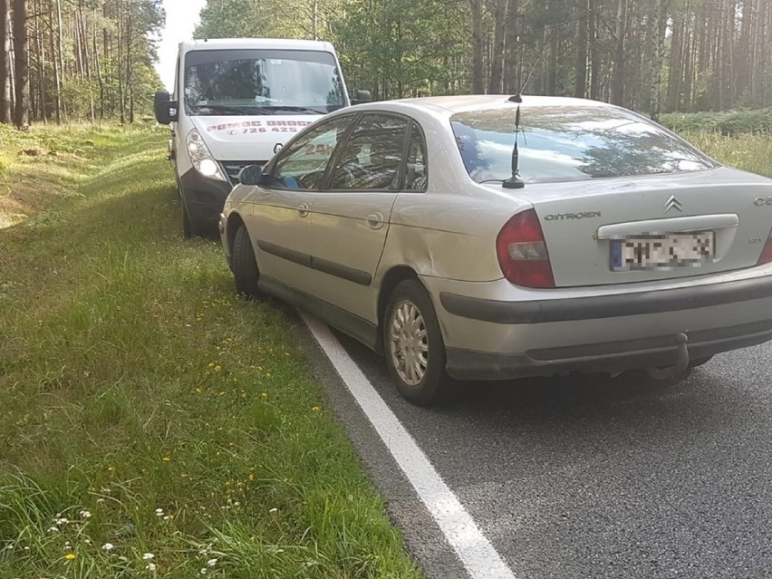 Wypadek na drodze krajowej nr 45 w Bierdzanach. Citroen zepchnął mercedesa do rowu podczas wyprzedzania [ZDJĘCIA]