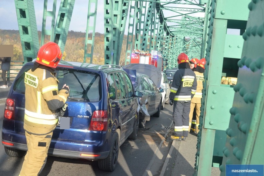 Zderzenie trzech samochód na moście we Włocławek [zdjęcia, wideo] 