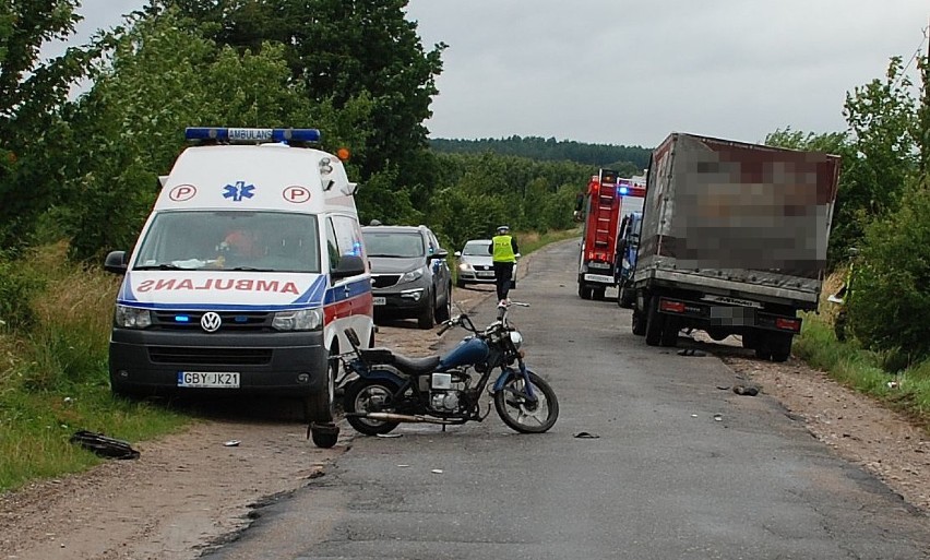 Śmiertelny wypadek na trasie Borzytuchom - Chotkowo. Nie żyje 54-letni kierowca motoroweru [ZDJĘCIA]