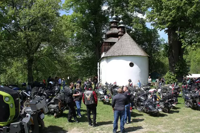 Wokół cerkwi w Bielicznej zebrali się dzisiaj miłośnicy Beskidu Niskiego, by oficjalnie rozpocząć sezon