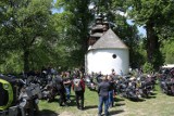 Motocykliści i turyści wespół w zespół wokół cerkwi w Bielicznej. Rozpoczęli sezon