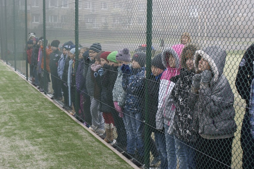 Poznań: Nowe boisko na osiedlu Zwycięstwa oficjalnie otwarte [ZDJĘCIA]