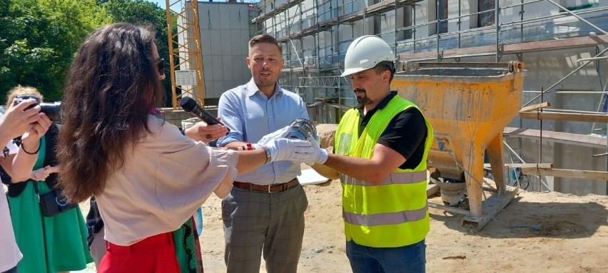 Budowa nowej siedziby Teatru Lalki i Aktora Kubuś w Kielcach jest na półmetku. Kapsuła czasu przekazana ekipie budowlanej 