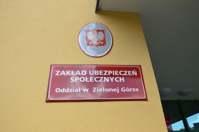 Według ZUS każda zmiana pracodawcy bądź zmiana warunków umowy, powinna być potwierdzona odpowiednim dokumentem - nową umową o pracę lub aneksem do umowy