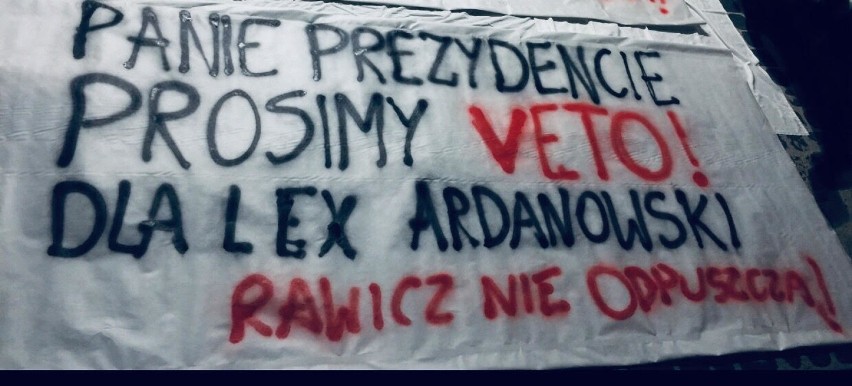 Rawicz. Na wiadukcie DK36 zawisł transparent adresowany do prezydenta. Dotyczy veta w sprawie "lex Ardanowski"