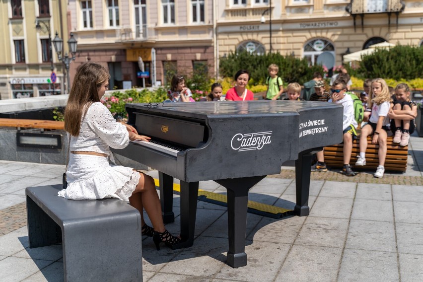 Restauratorzy chcą, by fortepian został na rzeszowskim Rynku na stałe. Zbierają na to pieniądze 