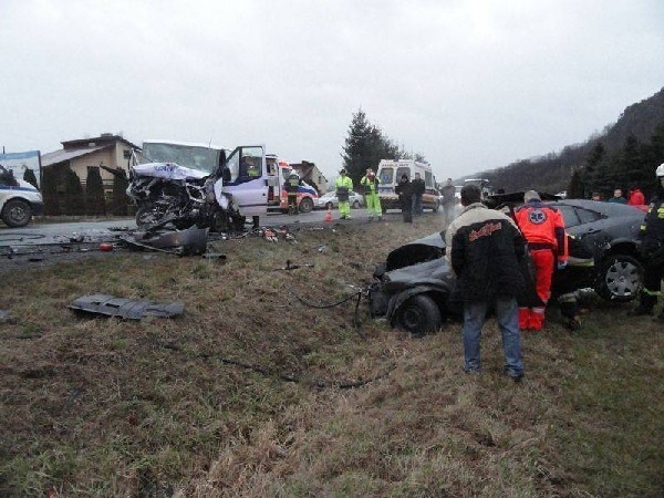 Wypadek Dąbrowa: zderzenie nissana i volkswagena, cztery osoby ranne [ZDJĘCIA]