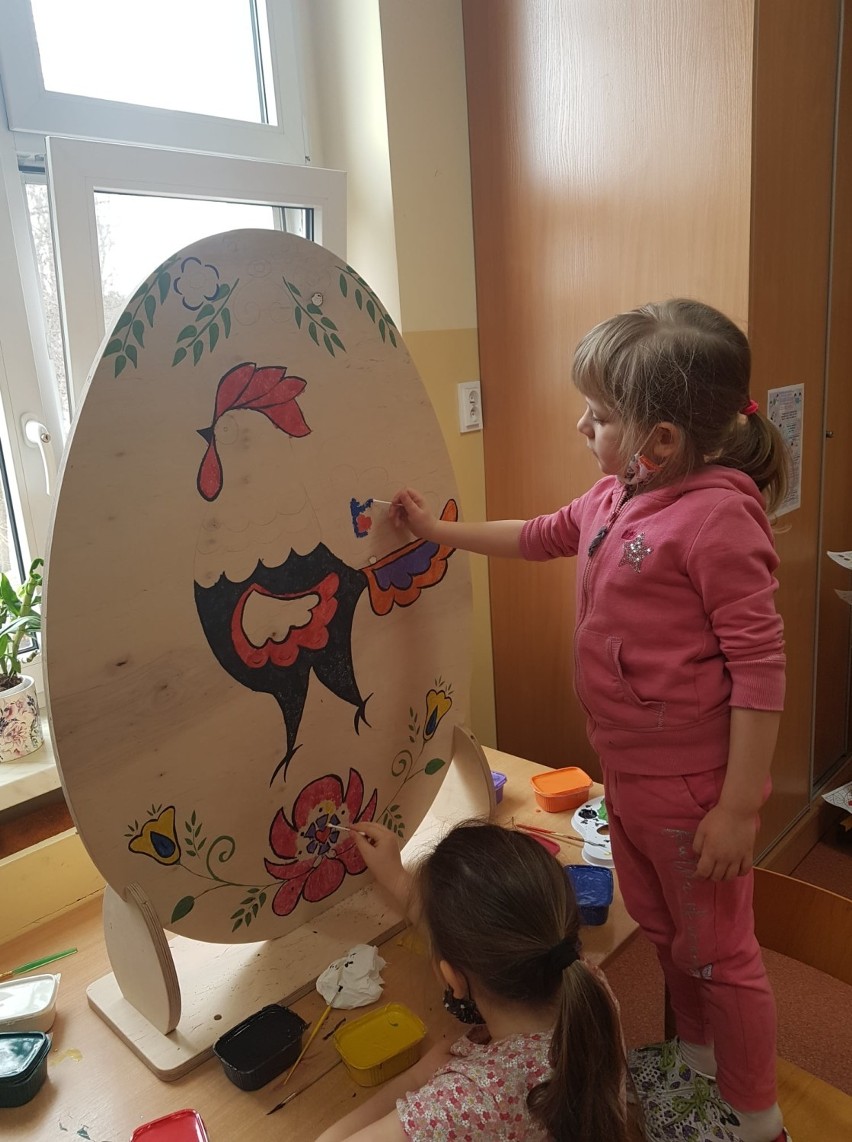 Opalenica. Przed CKiB staną drewniane serca pomalowane ręcznie przez dzieci z przedszkoli w całej gminie!