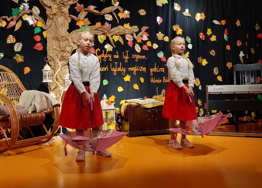 "Jesienny wieczorek poetycki" w Szkole Podstawowej nr 1 w Bolszewie. Występ uczniów i nauczycieli zachwycił publiczność | ZDJĘCIA