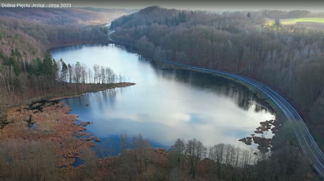 Kadry z filmu z Doliny Pięciu Jezior na kanale YT Niesie po lesie