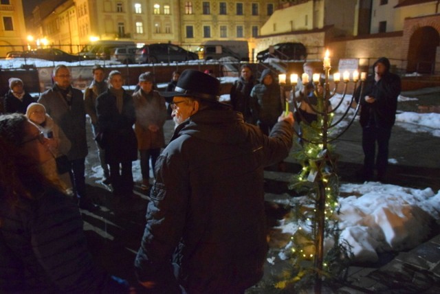 W Tarnowie, obok bimy, zapalono w środę (13 grudnia) siedem świec menory chanukowej