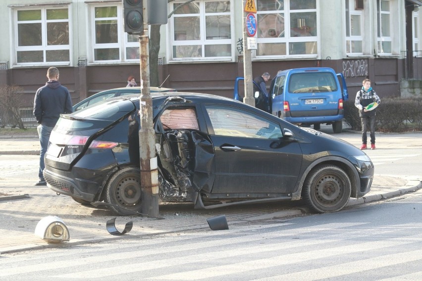 Wrocław. Dwa auta zderzyły się na ul. Zachodniej (ZOBACZ ZDJĘCIA)