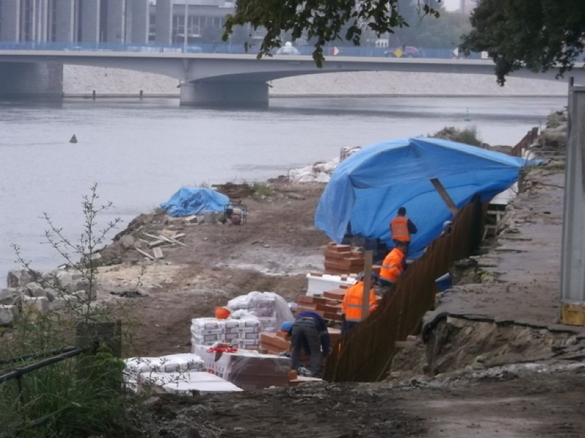 Barki transportują ciężki sprzęt na budowę Wrocławskiego Węzła Wodnego (ZDJĘCIA)