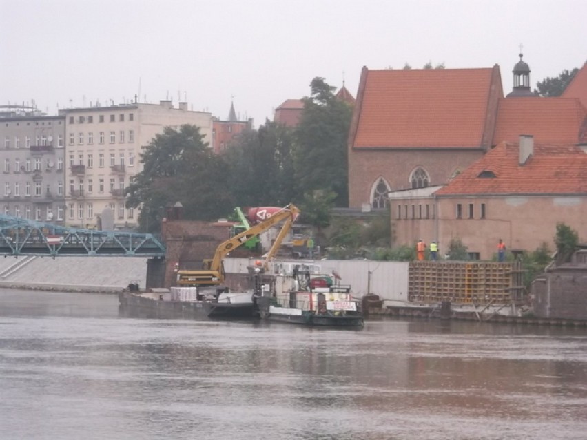 Barki transportują ciężki sprzęt na budowę Wrocławskiego Węzła Wodnego (ZDJĘCIA)