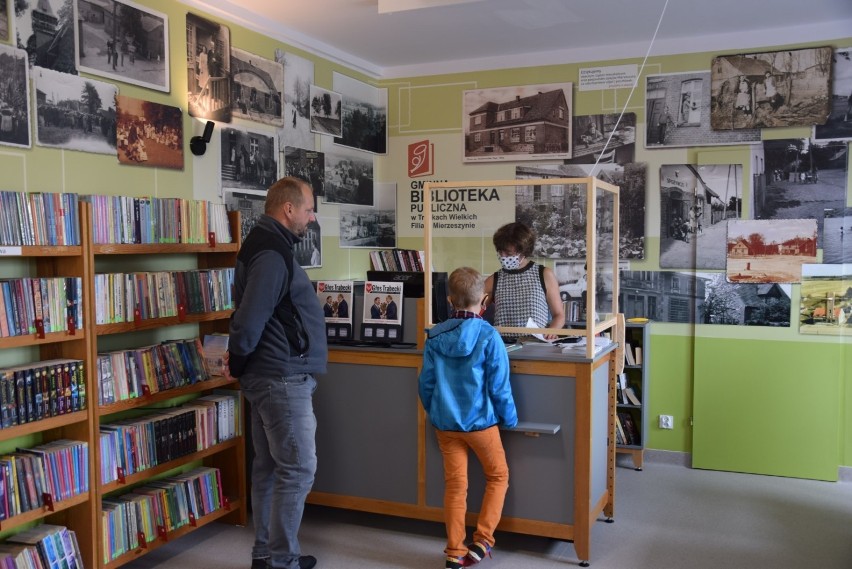 W bibliotece w Mierzeszynie zawisły archiwalne zdjęcia mieszkańców, pocztówki z początku XX w. i Sąd Ostateczny Hansa Memlinga |ZDJĘCIA