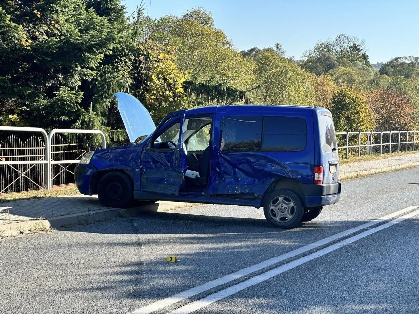 Wypadek na DK 28 w Zamieściu. W zderzeniu trzech samochodów poszkodowana została jedna osoba