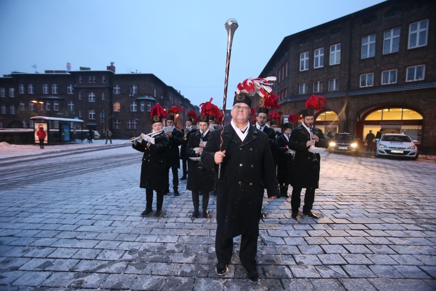 Barbórka 2017 w Katowicach.Orkiestra górnicza zagrała na Nikiszowcu [ZDJĘCIA]