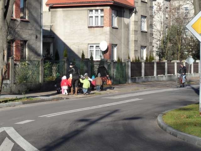 W tym miejscu, tuż przed zakrętem,  lublinieckie przedszkolaki zostały przeprowadzone na drugą stronę