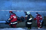 Tragiczny pożar w kamienicy przy ul. Zawiszy Czarnego w Łodzi. Jedna osoba nie żyje [ZDJĘCIA]