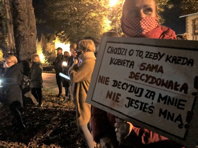 Międzychodzianie kolejny dzień protestowali na rynku przeciwko zaostrzeniu ustawy aborcyjnej. Przeszli także pod biuro poselskie posłanki PiS Marty Kubiak. (25.10.2020).