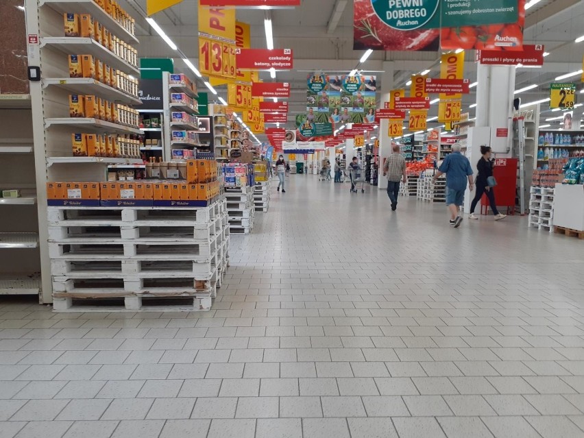 Auchan Bielany Wrocławskie. Wielka Sobota - hipermarket...