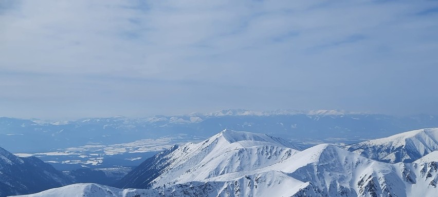 Tatry. W kalendarzu wiosna, a w górach pełnia zimy. Zobaczcie jak prezentuje się Świnica, Kasprowy i Przełęcz Liliowe