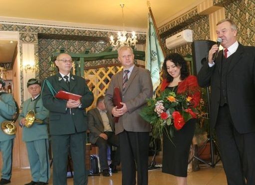 Piotr Piersiak (z lewej) odbiera gratulacje od...