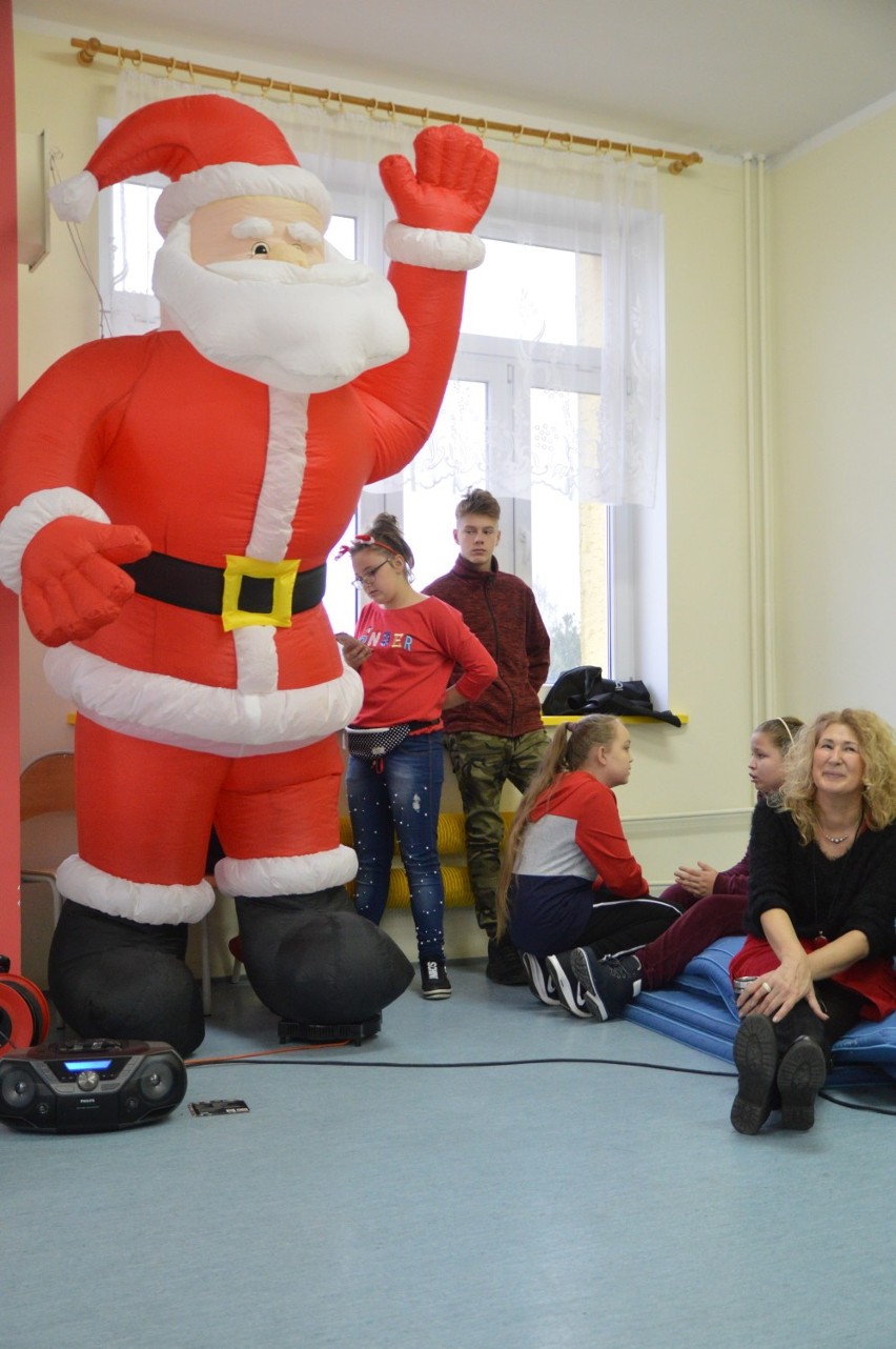 Biały Bór. Niepełnosprawni z całej gminy wzięli udział w spotkaniu muzycznym ze świętym Mikołajem (FOTO+VIDEO)