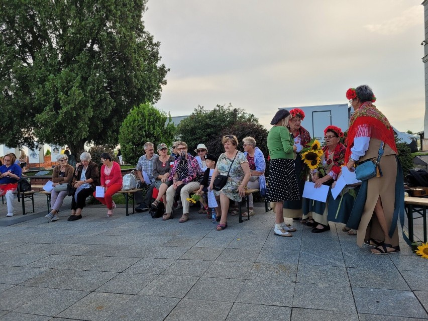 "Wolne Śpiewanie" na dziedzińcu Zamku Królewskiego w Sandomierzu. Poprzez śpiew oddano hołd poległym bohaterom