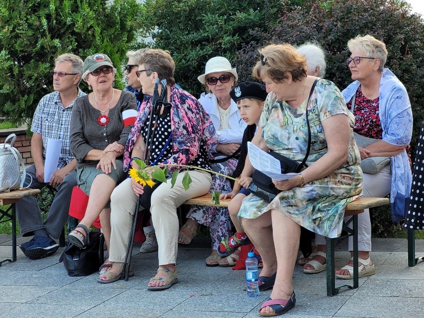 "Wolne Śpiewanie" na dziedzińcu Zamku Królewskiego w Sandomierzu. Poprzez śpiew oddano hołd poległym bohaterom