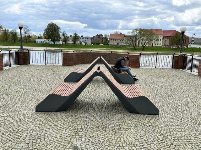 Na dwóch podwójnych leżakach zmieści się łącznie od ośmiu do dwunastu osób.