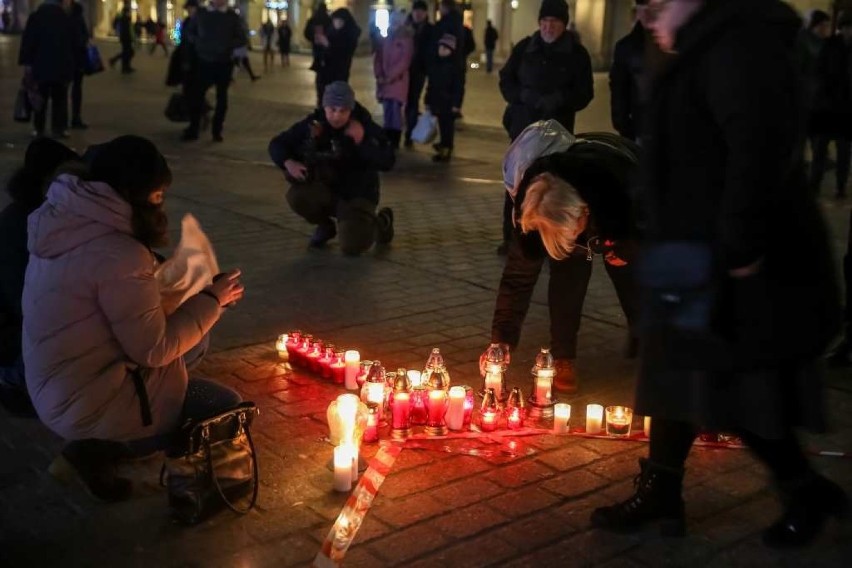 Największe serce świata dla Pawła Adamowicza na Rynku w Krakowie 