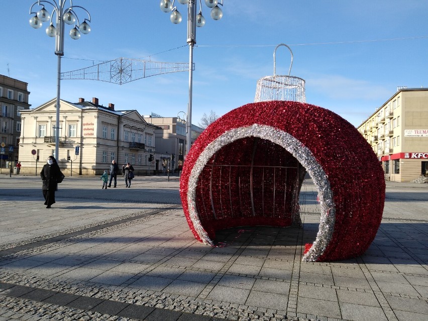 Świąteczne dekoracje na Placu Biegańskiego w Częstochowie - zobacz zdjęcia. Ozdób przybywa