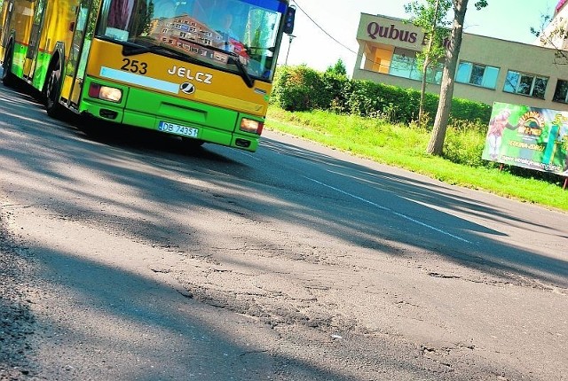 Ten odcinek czeka na remont. Kilka metrów dalej jest gładki jak stół asfalt